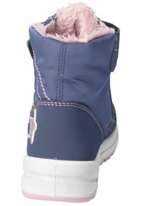 Botín infantil de color azul marino con forro de pelo rosa, costuras en contraste y una correa de gancho y bucle. Suela blanca con detalles rosas.