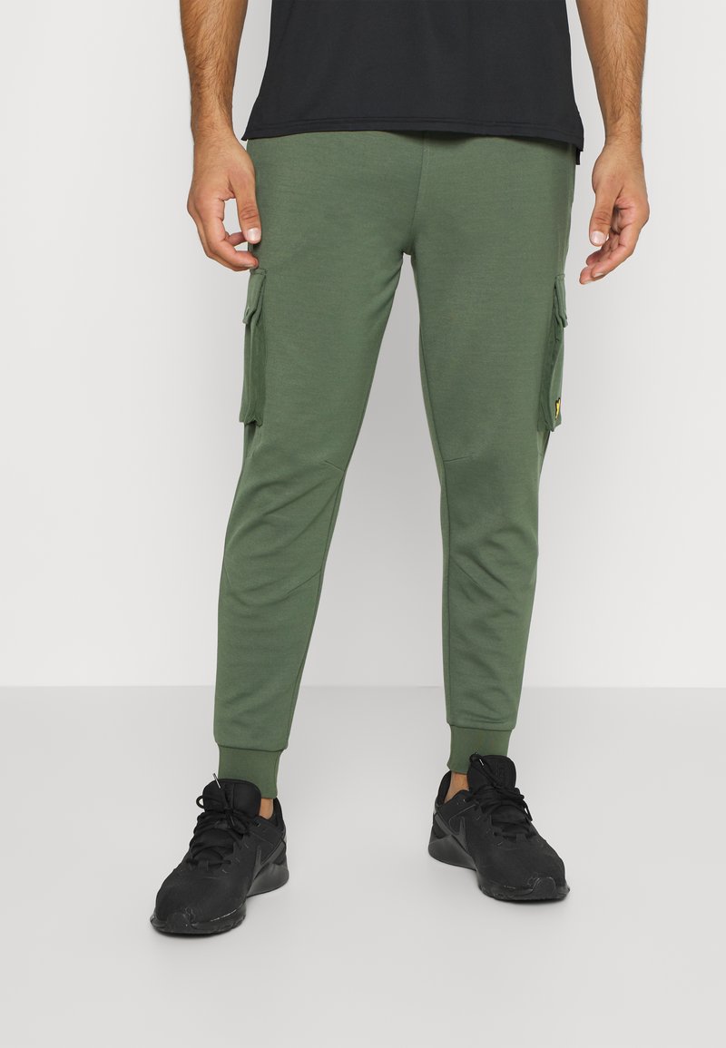 Herren Trainingsanzüge | Lyle & Scott TRACKIES WITH CARGO POCKET Jogginghose cactus green/khaki - CD30401 Herren Trainingsanzüge | Lyle & Scott TRACKIES WITH CARGO POCKET Jogginghose cactus green/khaki - CD30401