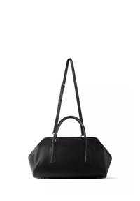 Sac à main en cuir noir avec deux poignées courtes et une longue bandoulière réglable sur fond blanc.