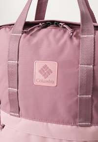 Columbia TRAIL TRAVELER™ BACKPACK UNISEX - Mugursoma - fig/eraser pink