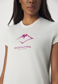ASICS FUJITRAIL LOGO TOP - Marškinėliai su spaudiniu - birch