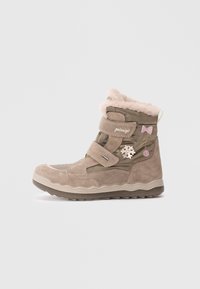 Bottines en daim marron avec doublure douce, deux bandes Velcro, accents roses, flocon de neige décoratif et nœud, et semelle en caoutchouc texturé.