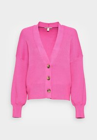 Cardigan a coste, di un vivace colore rosa, con scollo a V, maniche lunghe e cinque grandi bottoni marroni lungo la parte anteriore. Lunghezza corta con polsini aderenti.