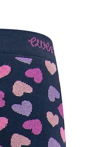Kniestrümpfe in Marineblau mit einem Muster aus pinken und lila Herzen. Mit geripptem oberen Teil und pinkem Sticktext "ever".