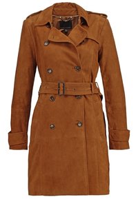Brązowy zamszowy płaszcz trencz z podwójnym zapięciem, talią z paskiem i odwiniętymi mankietami. Posiada akcenty guzikowe oraz kołnierz z wcięciem.