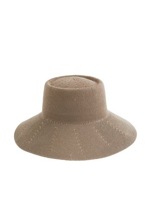 Beżowy dzianinowy kapelusz przeciwsłoneczny z szerokim rondem, wysoką koroną i fakturowanym wzorem, prezentowany na białym tle.