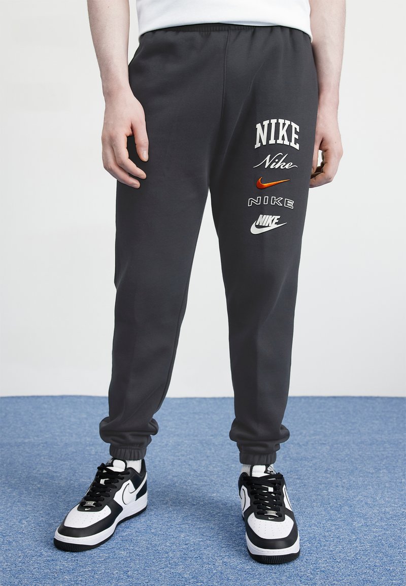 Nike Sportswear - CLUB PANT STACK  - Jogginghose - black/sail/safety orange, Vergrößern