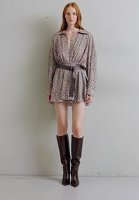 Norma Kamali SUPER OVERSIZED SHIRT FLARED MINI DRESS - Φόρεμα πουκάμισο - multi-coloured