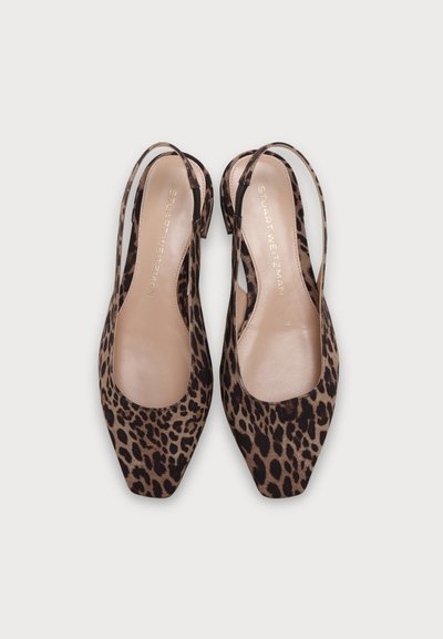 Paire de chaussures slingback pour femme à imprimé léopard avec bouts pointus et semelles intérieures beiges portant la marque Stuart Weitzman.