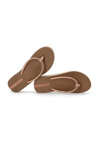 Chanclas marrones con una plantilla texturizada y una tira estrecha, brillante, de tono rosa claro, que presenta un logo de la marca en el lado.