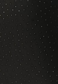 Črn tekstil z teksturiranim vzorcem majhnih, sijočih zakovic, enakomerno razporejenih po površini, ki ustvarja subtilen tridimenzionalni učinek.