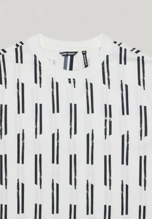 Camiseta blanca de cuello redondo con patrón de rayas verticales de pinceladas negras y un pequeño texto impreso en blanco apenas visible en el pecho.