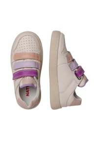 Sneakers beige con una superficie in pelle liscia, dotate di tre cinturini in Velcro regolabili nei colori rosa, lavanda e viola. Design con punta perforata.