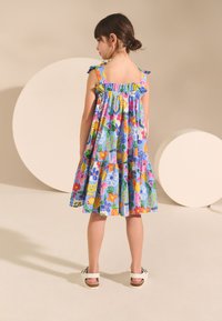 Next REGULAR FIT - BOW STRAPPY SUMMER - Vardagsklänning - blue tropical