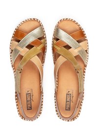 Sandalias de cuero con correas entrecruzadas en tonos de marrón, dorado y beige, con una suela cosida y un ajuste cómodo.