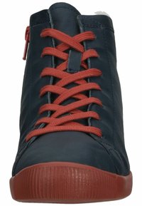 Zapatilla alta de cuero azul marino con cordones rojos, suela de goma texturizada y cremallera lateral. Presenta detalles de costura y cuello acolchado.