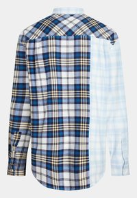 Langsleeve geruite overhemd met twee contrasterende patronen: blauwe en witte tinten met ruiten en strepen, en een klassieke kraag met knopenmanchetten.