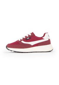 Sneakers bordeaux con accenti bianchi, dotati di una parte superiore in suede e tessuto testurizzato, lacci bianchi piatti e una suola in gomma nera.