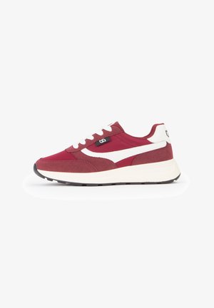 Bordeaux sneakers met witte accenten, met een textuur van suede en stof, vlakke witte veters en een zwarte rubberen zool.