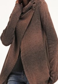 Brauner Wollcardigan mit einem fallenden Kragen und einer einzelnen Knopfverschluss. Besticht durch eine weiche Textur und ein elegantes Wickeldesign.