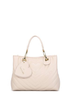 Borsa a tracolla beige trapuntata con motivi a cuore, hardware dorato, doppi manici superiori e un'etichetta a forma di cuore removibile con testo embossato.