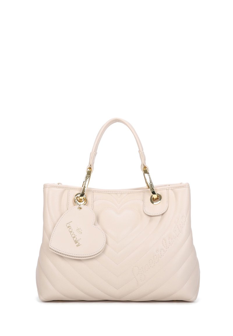 Borsa a tracolla beige trapuntata con motivi a cuore, hardware dorato, doppi manici superiori e un'etichetta a forma di cuore removibile con testo embossato.