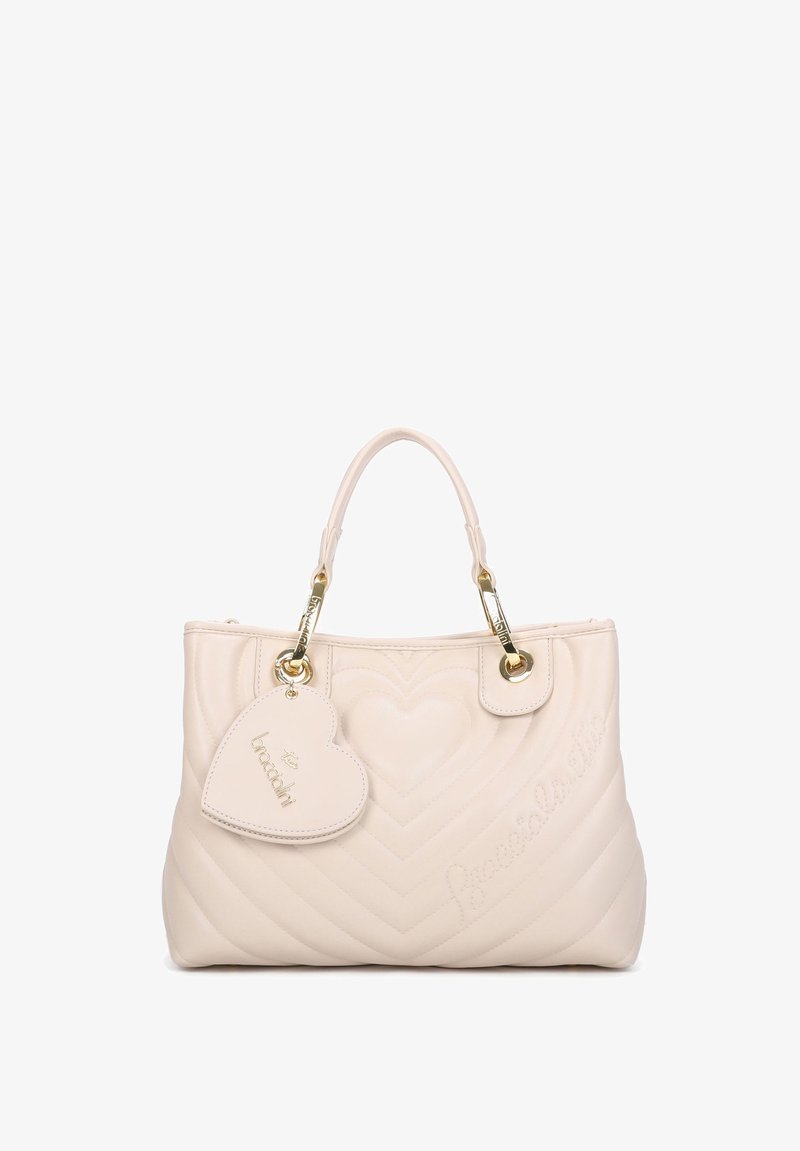 Borsa a tracolla beige trapuntata con motivi a cuore, hardware dorato, doppi manici superiori e un'etichetta a forma di cuore removibile con testo embossato.