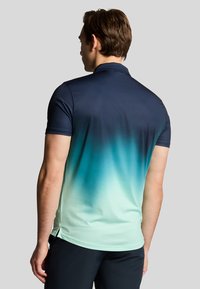 Heren polo met korte mouwen, voorzien van een gradient ontwerp van marineblauw tot turquoise, gemaakt van een gladde stof, met een klassieke kraag en zijsplitten.