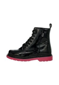 Stivaletto in pelle verniciata nera con suola in gomma rosa, punta rotonda e lacci neri. Presenta una linguetta e dettagli cuciti.