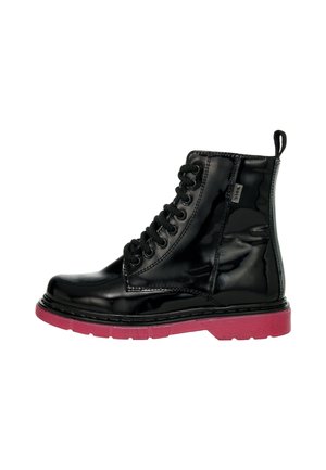 Bottine en cuir verni noir avec semelle en caoutchouc rose, bout rond et lacets noirs. Présente un tirant et des accents cousus.