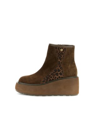 Stivaletto marrone in camoscio con suola piattaforma a zeppa e pannello con stampa leopardata sul lato, con piccolo logo metallico rotondo vicino alla parte superiore.