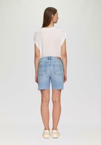 QS BERMUDA HIGH RISE - Denimové šortky - blau