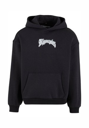 Hanorac negru din material moale, cu un buzunar frontal, manșete cu coastă și un logo brodat în alb pe piept.