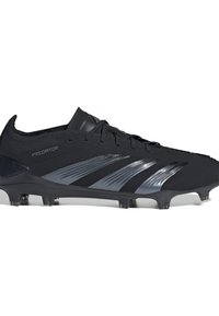 Zwarte voetbalschoenen met een slank ontwerp, voorzien van een gestructureerde bovenkant, contrasterende grijze strepen en een studded zool voor grip.