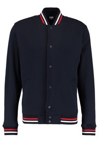 Navyblauwe varsityjack met knoopsluiting aan de voorkant, zijzakken en gestreepte ribgebreide manchetten en zoom in rood en wit. Zachte stof textuur.
