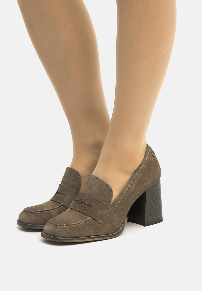 souliers larges pour femmes