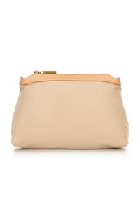 Borsa a pochette beige con un corpo in tessuto liscio e rifiniture in pelle marrone chiaro. Presenta una cerniera dorata e una forma semplice e arrotondata.