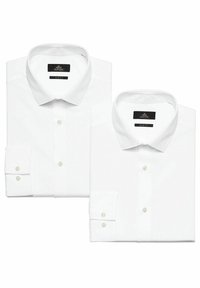 Par bijelih slim-fit košulja s dugim rukavima i ovratnicima na gumbe, dugmadima sprijeda i manžetama s prednjim preklopom. Glatka tekstura, bez uzoraka ili ukrasa.