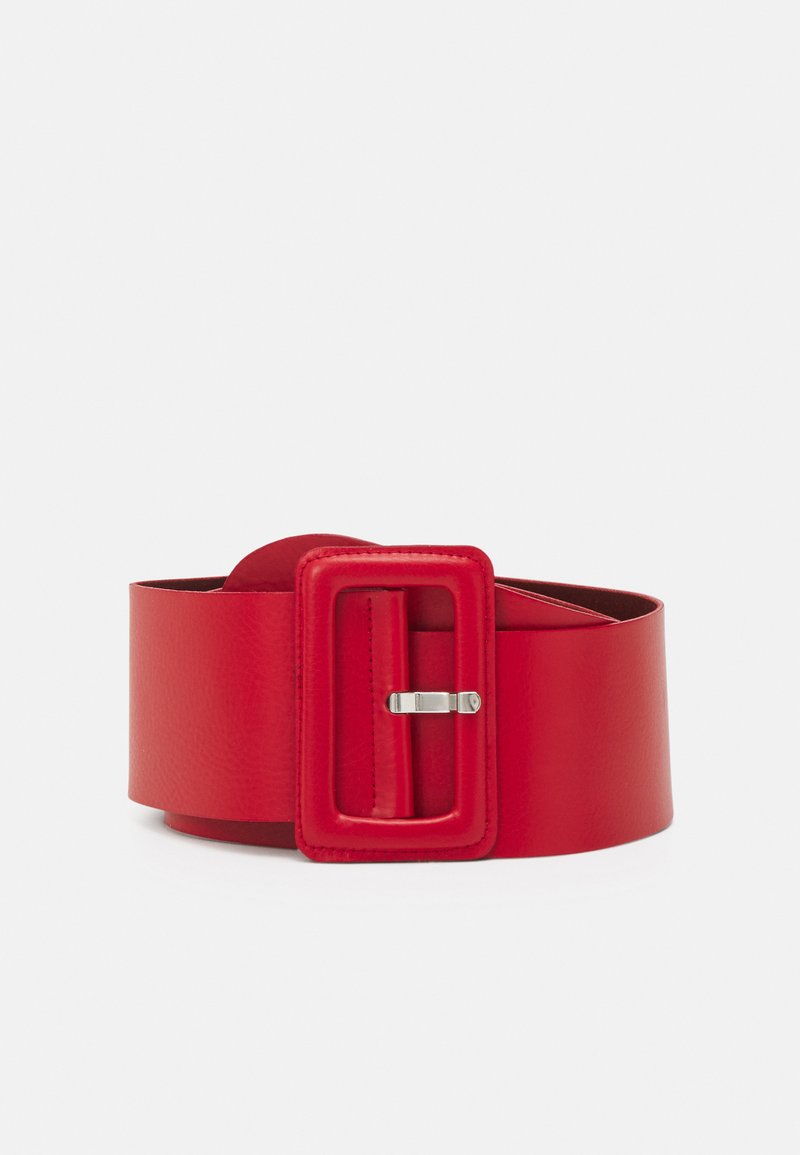 Cinto de couro vermelho com uma faixa larga e uma fivela retangular grande. Apresenta uma textura suave com um detalhe em metal prateado.