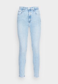 Jeans skinny de tiro alto en azul claro, fabricados en denim; cuentan con un diseño clásico de cinco bolsillos y un ligero desgastado en los muslos.