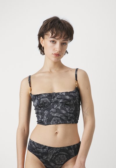 Top de bikini cu imprimeu floral negru, cu bretele ajustabile și accesorii de brad aurie. Prezintă un decolteu pătrat și detalii pliate.
