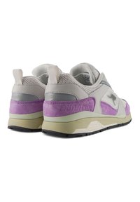 Sneaker mit einem Obermaterial aus Mesh in Weiß, grauen Akzenten und lila Wildlederelementen. Verfügt über eine strukturierte Sohle und Zuglaschen an der Ferse.