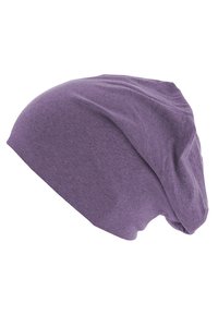 Căciulă slouchy purpurie, realizată dintr-un material moale, cu o formă relaxată și ușor întreruptă, pe un fundal alb.