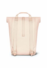 Rolltop-Rucksack aus hellrosa Stoff. Verfügt über verstellbare Tragegurte, einen oberen Griff und eine strukturierte Oberfläche. Einfaches Design ohne sichtbare Logos.