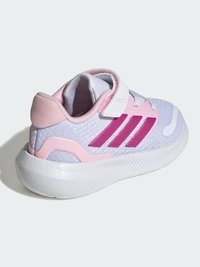 Sporta apavu ar baltu un gaiši violetu acs augšdaļu, rozā akcentiem un trim violetām svītrām. Aprīkots ar Velcro aizdari un teksturētu baltu zolīti.