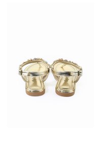Sandali con cinturini e finitura dorata metallizzata, dotati di una suola testurizzata. Presentano dettagli decorativi multicolori sulla parte superiore. Chiusura con fibbia regolabile.
