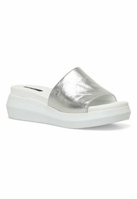 Zilveren metallic slide sandalen met een brede band, open teen en een witte dikke platte zool. Gladde textuur met minimalistische ontwerpdetails.
