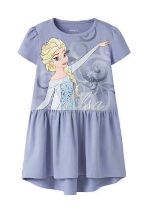 Lys lilla kortermet kjole med Frozen-karakteren Elsa i en glitrende blå kjole og teksten "Elsa" på overdelen.