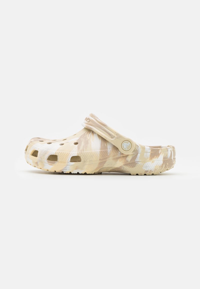 Crocs - CLASSIC MARBLED UNISEX - Badesandale - bone/multi-coloured, Vergrößern