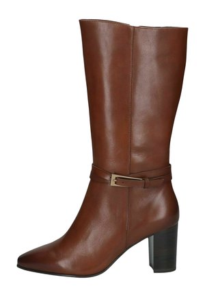 Bruine leren mid-kuitlaars met spits toelopende neus, blokhak en decoratieve riem met gouden gesp rond de enkel.